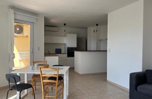 Eyguieres Apartment | Duplex clair & calme - Idéal famille - Alpilles