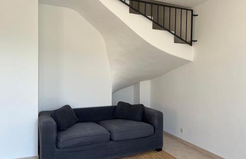 Eyguieres Apartment | Duplex clair & calme - Idéal famille - Alpilles