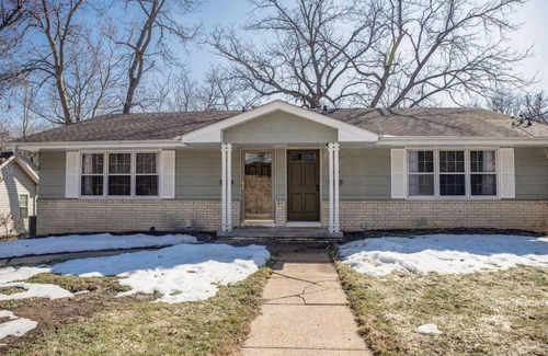 Des Moines House | Duplex with Queen Beds Minutes from Drake