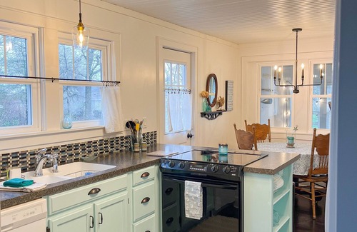 Mackinaw City Cottage | “Dutch Harbor”-Mackinaw City Cottage- only Sept. days avail are 7-11. Book now!