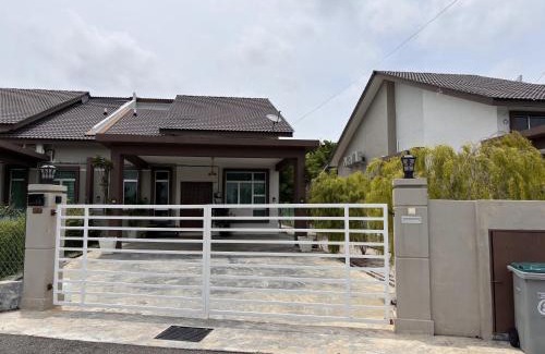 Ayer Molek House | Duyong Damai Homestay by KOWBMAS