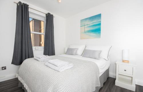 Central Aberdeen Apartment | Dwellcome Home Ltd 2 Bedroom King & Double Central Apartment, Free Allocated Barrier Secured Parking Space at rear entrance & Fast WIFI, Ideal for long term contractor, corporate, etc stays, Regular housekeeping option - see our site for assurance