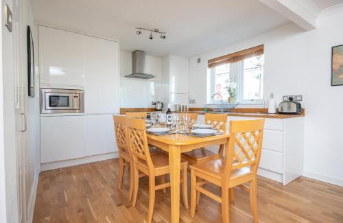 Aberdeen West End Apartment | Dwellcome Home Ltd 2 King Beds West End Apt, Half Mile to Union Street yet Quiet, Free Allocated Parking Space at Rear Entrance & Fast WIFI, Ideal for Long Term Contractor, Corporate, etc Stays, Regular Housekeeping Option - See Our Site for Assurance