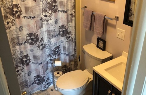 Houghton Apartment | Dwntwn Houghton Oasis-Pvt prkg,1/2 blk from Mainstreet, 1.5 blk from waterfront.