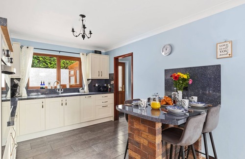 Saint Clears Cottage | Dyffryn Taf, Homely 3 bedroom bungalow with peaceful outlook