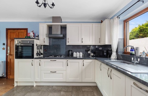Saint Clears Cottage | Dyffryn Taf, Homely 3 bedroom bungalow with peaceful outlook