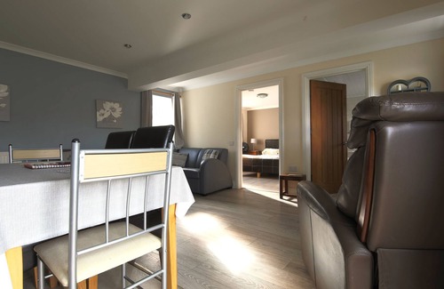 Llanybri Cottage | DYLAN'S COURT, pet friendly, with hot tub in Laugharne