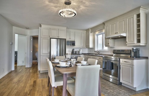 Sherbrooke House | Dynamite 2-Bedroom House WiFi Garage Sleeps 6