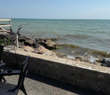 Amherstburg House | E&S Lake House Retreate&S Lake House Retreat