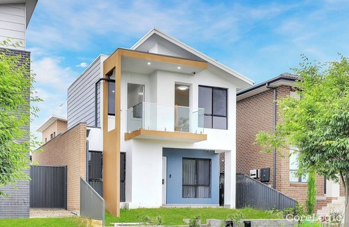 Edmondson Park House | E1-Modern Bedroom w TV, Wifi