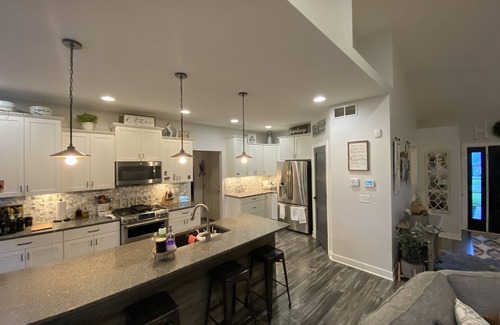 Butte Des Morts House | EAA 4 Bedroom House, Golf Simulator and Large Outdoor Patio.