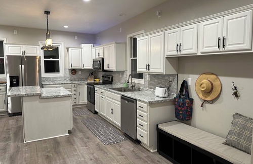 Kaukauna House | EAA Favorite- Spacious 5 Bedroom home sleeps 12, 21 miles to EAA