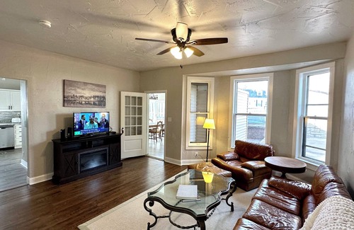 Kaukauna House | EAA Favorite- Spacious 5 Bedroom home sleeps 12, 21 miles to EAA