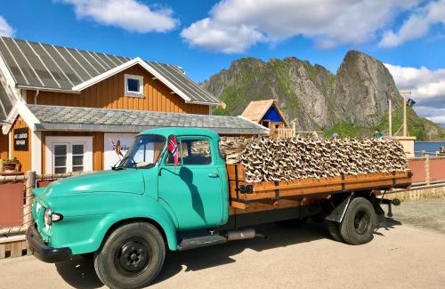 Sørvagen Ski Chalet | Eagle bay - Waterfront Rorbu C