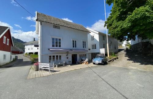 Sørvagen Ski Chalet | Eagle bay - Waterfront Rorbu C