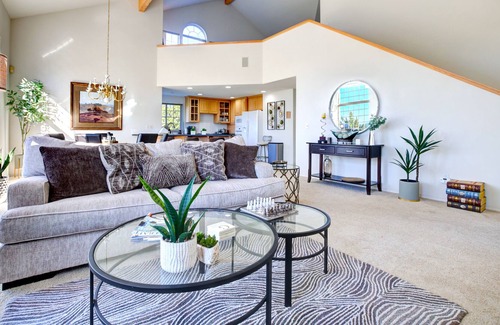 Redmond House | Eagle Crest Family Friendly Retreat - HOT TUB