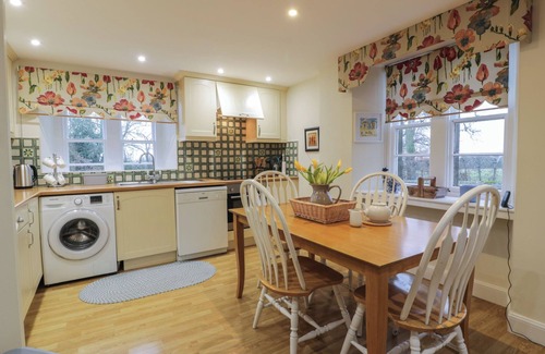 Glenisla Cottage | EAGLE GLEN COTTAGE, romantic, with open fire in Coupar Angus