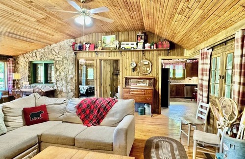 Tahlequah Cabin | Eagle Rock Cabin Illinois River view