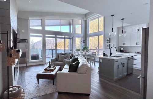 Harrison Hot Springs Condo | Eagle's Nest - Penthouse Condo w/spectacular Harrison Lake & Mountain Views