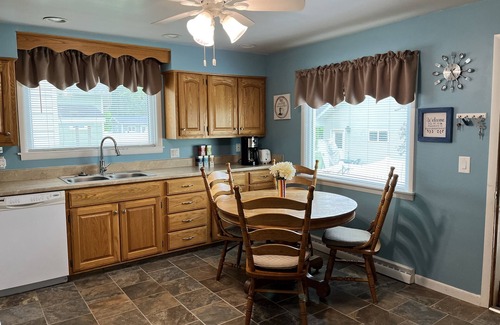 Gladstone Cottage | "Eagle's Retreat" Vacation Cottage With Gorgeous Park And Lake Views