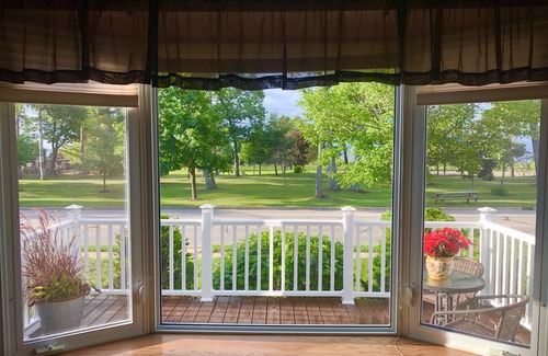 Gladstone Cottage | "Eagle's Retreat" Vacation Cottage With Gorgeous Park And Lake Views