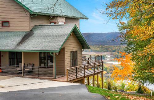 De Soto House | Eagles Landing- 5 bedroom 5 bath sleeps 15 Hot Tub