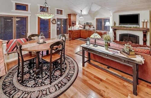 Sundance Cabin | Eagles Nest Luxury Retreat, Views, Hot Tub, Walking distance to Resort