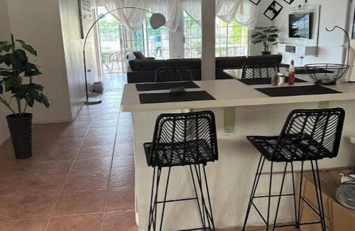 Albion House | "Eagles Nest Villa 4 BDRM HOUSE" AC & Tv ALL roomsnn