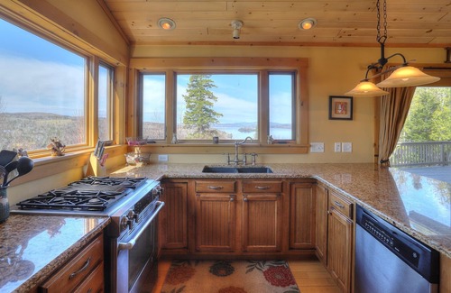 Rangeley Cabin | Eagles Rest - If you are looking for stunning mountain and lake views, this is the cabin for you