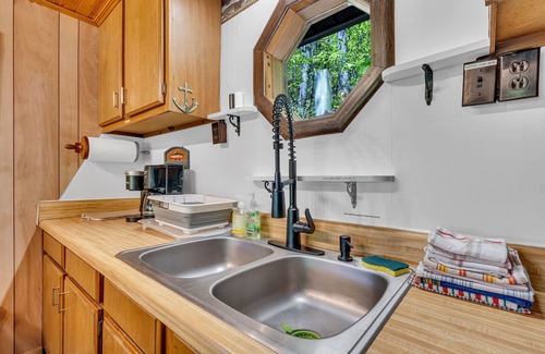Waverly Cabin | Eagles Rest on Kentucky Lake- peaceful spot for vacation overlooking the lake