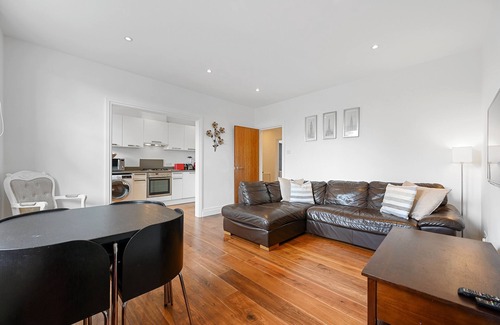 Ealing Apartment | Ealing Broadway - Lovely 2 Bed flat with offstreet parking