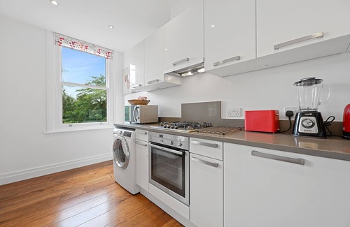 Ealing Apartment | Ealing Broadway - Lovely 2 Bed flat with offstreet parking