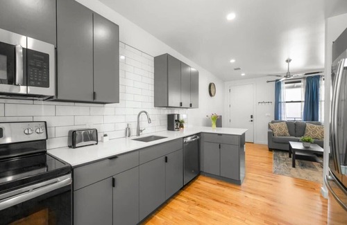 East Cesar Chavez Apartment | East Austin Condo - 2 Bedroom|Free Parking