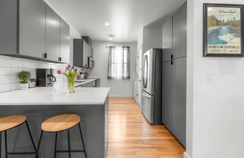 East Cesar Chavez Apartment | East Austin Condo - 2 Bedrooms|Free Parking