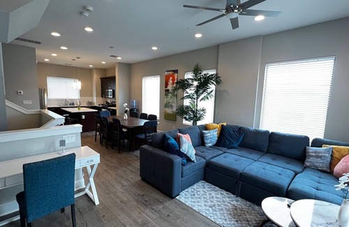 East Downtown Houston House | East Downtown Corporate Comfort Townhome for Work & Relaxation