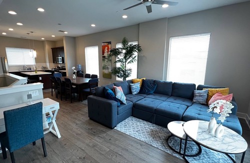 East Downtown Houston House | East Downtown Corporate Comfort Townhome for Work & Relaxation