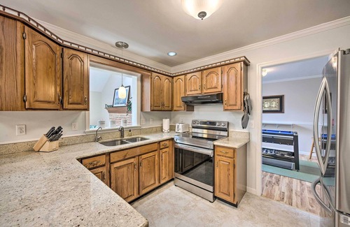 East Earl House | East Earl Retreat w/Hot Tub < 4 Mi to Town!