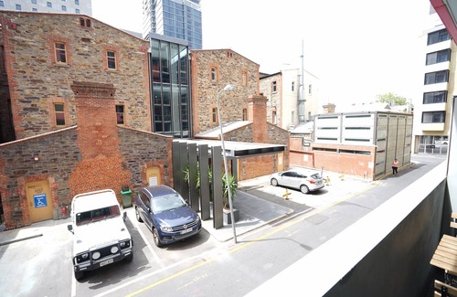 Adelaide Central Business District Apartment | East End CBD Apt-2 Queen beds+free secure parking+Netflix