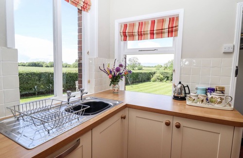 Holton Le Clay Cottage | EAST FARM COTTAGE, family friendly, with open fire in Market Rasen