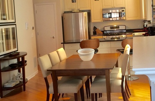 Lake View East Condo | EAST LAKEVIEW DESIGNER CONDO 2 BED/2 BATH, SLEEPS 6!