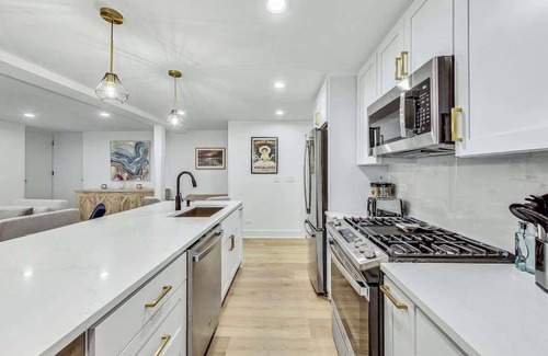 Park West Apartment | East Lincoln Park Gem: Spacious 4BR apartment with modern amenities.