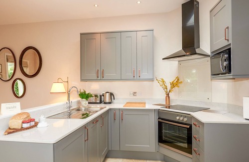 New Forest District Cottage | EAST LODGE, pet friendly, character holiday cottage in Fordingbridge
