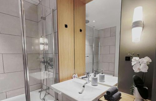 Canning Town Apartment | East London 2-Bed Apt Sleeps 4 7 min walk to Tube