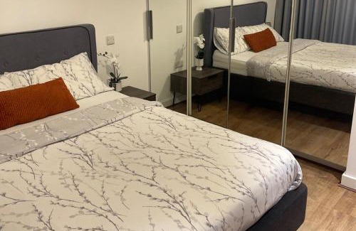 Canning Town Apartment | East London 2-Bed Apt Sleeps 4 7 min walk to Tube