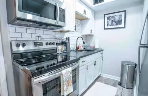 Franklin Park Apartment | East Market Retreat!