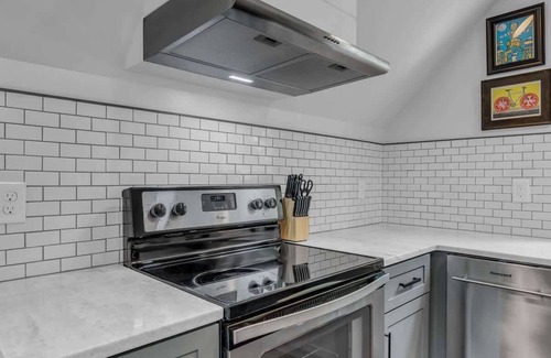 Greenwood Apartment | East Nashville Greenwood Treehouse Close to DT!