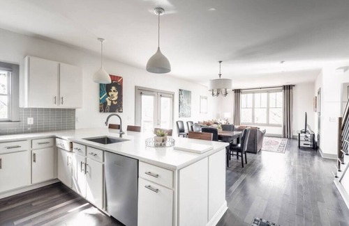 Shelby Hills House | East Nashville Nature House! 3 bd/2.5ba! 1.2 mi to Downtown!City Skyline VIEWS!