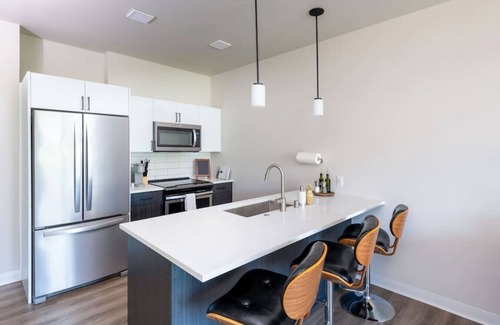 Lower East Side Apartment | East Side Luxury 1BR Apt - Near Brady St with Balcony and Lounge