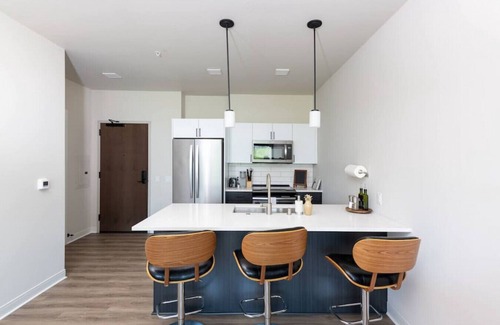Lower East Side Apartment | East Side Luxury 1BR Apt - Near Brady St with Balcony and Lounge