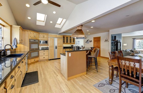 Monitor House | East Wenatchee Oasis ~ Heated Pool, Hot Tub, Views, Trail Access